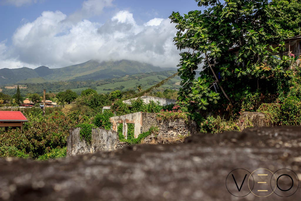 Vue sur la Pelée depuis les ruines du théâtre de Saint-Pierre