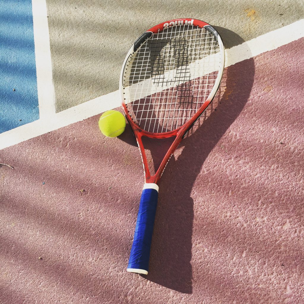 Raquette et balle de tennis